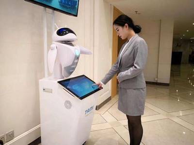 智能崛起 2018上汽通用五菱銷售服務年會引領(lǐng)機器人銷售新紀元